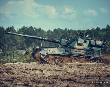 Armatohaubica samobieżna Krab na poligonie podczas ćwiczeń Anakonda-23.