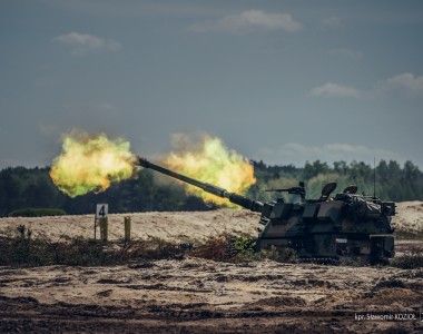 Armatohaubica samobieżna Krab na poligonie podczas ćwiczeń Anakonda-23.