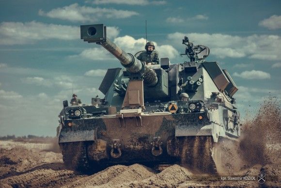 Armatohaubica samobieżna Krab na poligonie podczas ćwiczeń Anakonda-23.