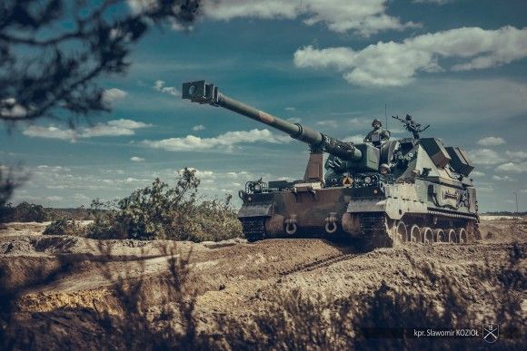 Armatohaubica samobieżna Krab na poligonie podczas ćwiczeń Anakonda-23.