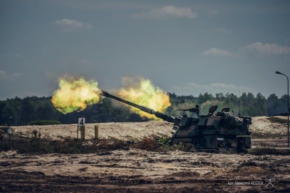 Armatohaubica samobieżna Krab na poligonie podczas ćwiczeń Anakonda-23.