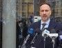 Janusz Kowalski podczas konferencji prasowej na zewnątrz budynku