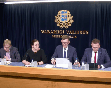 premier i członkowie rządu siedzą za stołem podczas konferencji prasowej