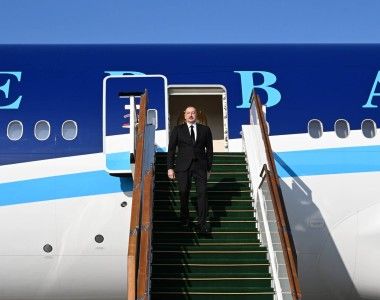 Prezydent Azerbejdżanu opuszcza pokład samolotu pasażerskiego Azerbaijan Airlines.