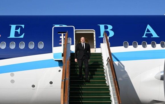 Prezydent Azerbejdżanu opuszcza pokład samolotu pasażerskiego Azerbaijan Airlines.