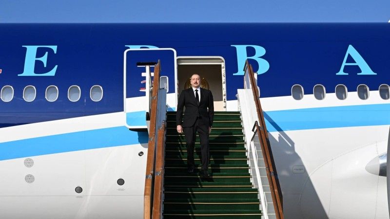 Prezydent Azerbejdżanu opuszcza pokład samolotu pasażerskiego Azerbaijan Airlines.