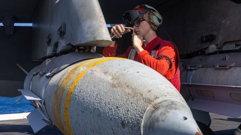 Przygotowanie samolotów do uderzeń na cele w Jemenie na pokładzie lotniskowca USS Harry S. Truman