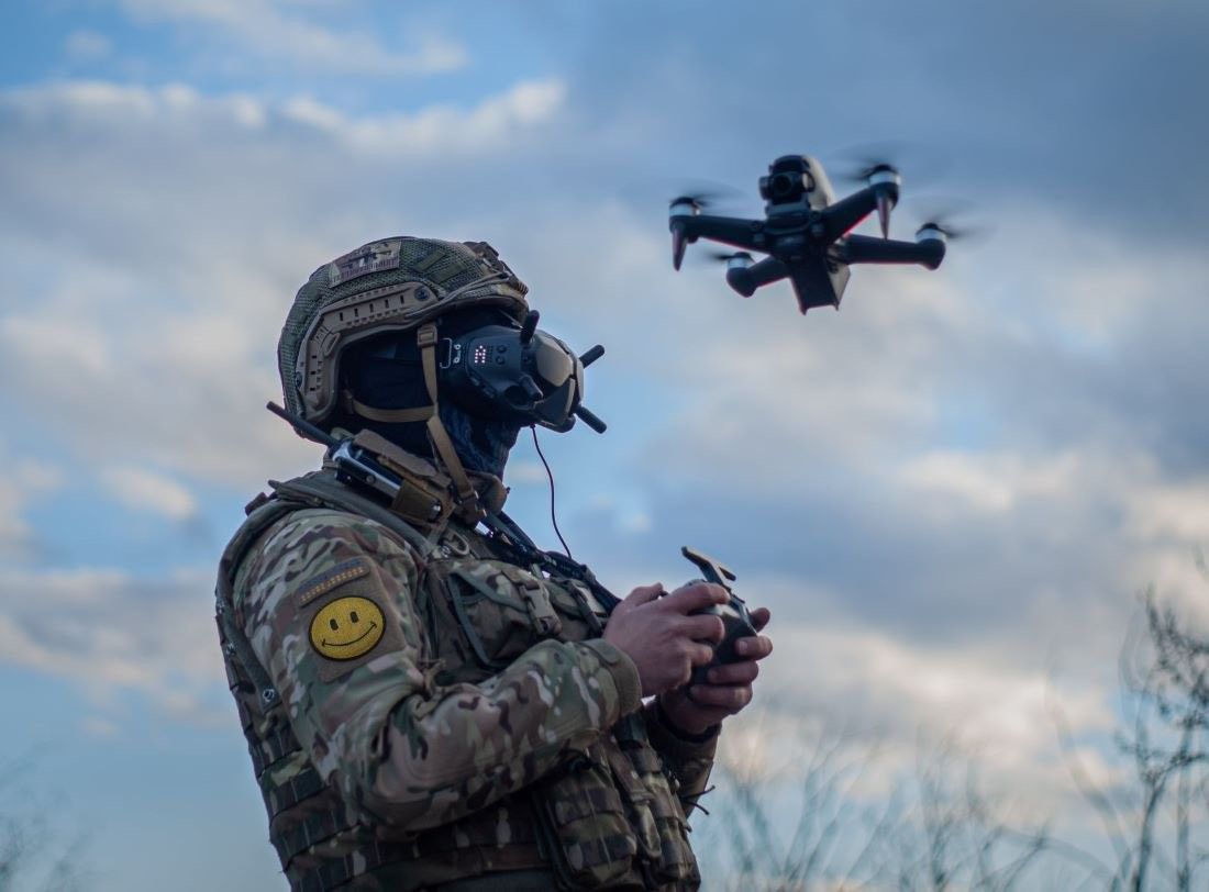 Drony zamieniają drogi w pułapki. Rannych ewakuują roboty