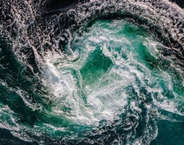 spienione wody oceanu w wirze wodnym