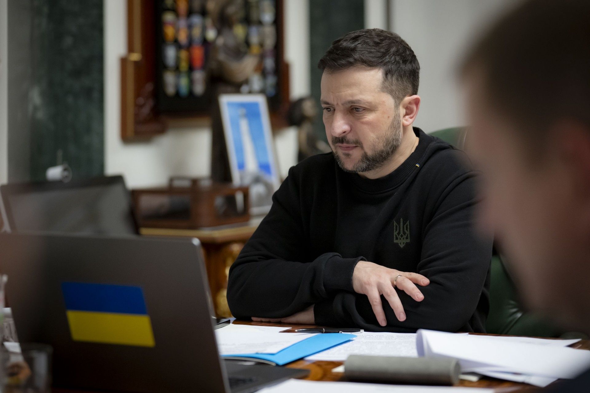 prezydent Ukrainy rozmawia przez laptopa