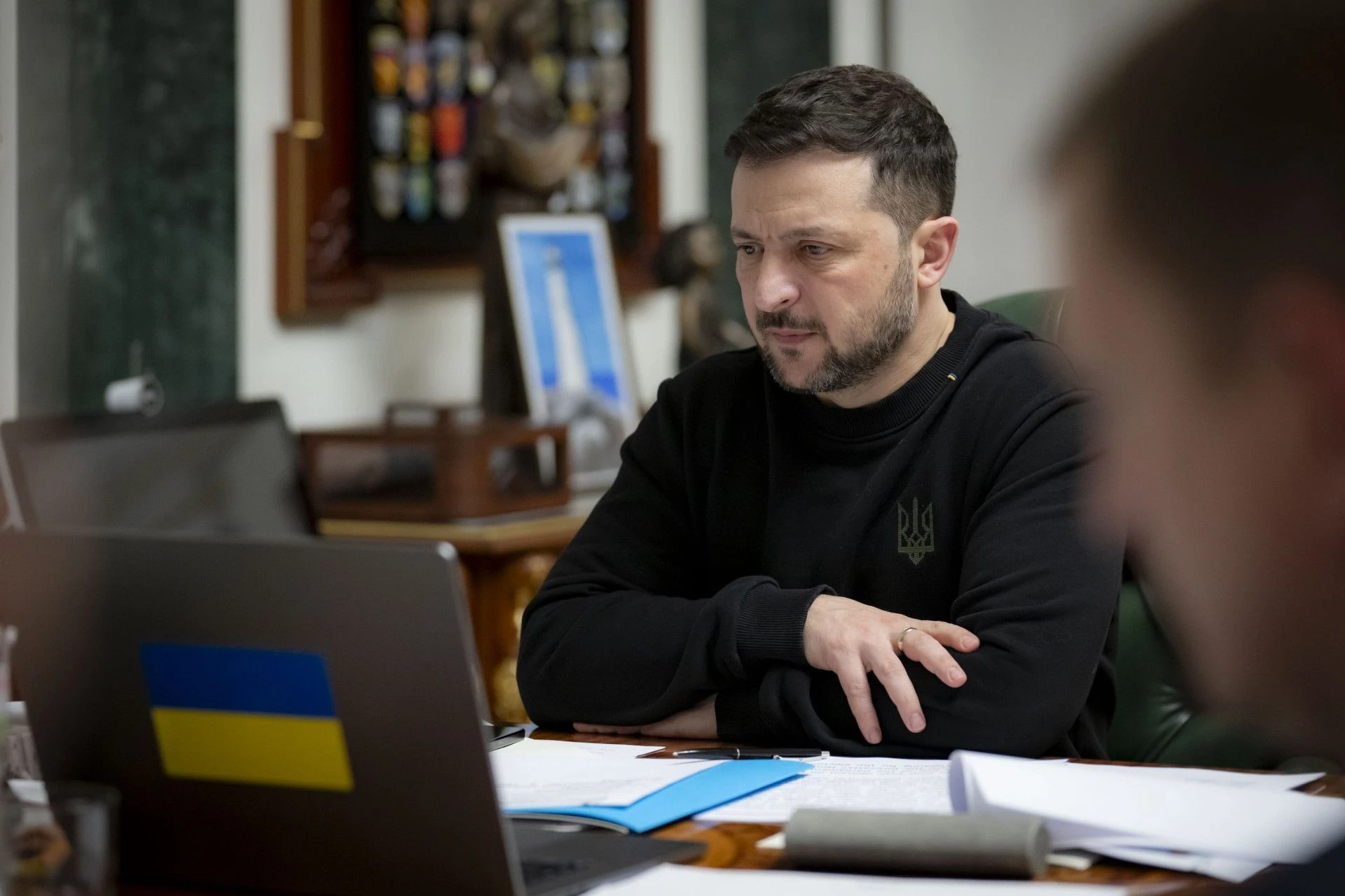 prezydent Ukrainy rozmawia przez laptopa