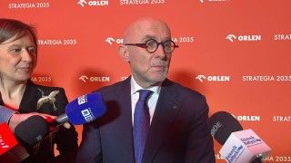 Ireneusz Fąfara na konferencji prasowej na tle ścianki Orlenu