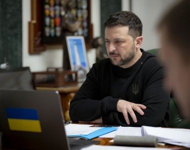 prezydent Ukrainy rozmawia przez laptopa