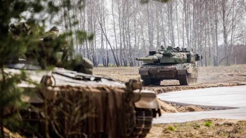 Niemiecki bojowy wóz piechoty Marder 1A3 oraz Leopard 2A7 podczas ćwiczeń na Litwie.