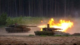 Niemiecki czołg podstawowy Leopard 2A7V i bojowy wóz piechoty Puma na ćwiczeniu Quadriga na Litwie, maj 2024 roku.