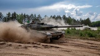 Niemiecki czołg podstawowy Leopard 2A7V na ćwiczeniu Quadriga na Litwie, maj 2024 roku.