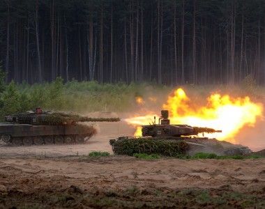 Niemiecki czołg podstawowy Leopard 2A7V i bojowy wóz piechoty Puma na ćwiczeniu Quadriga na Litwie, maj 2024 roku.