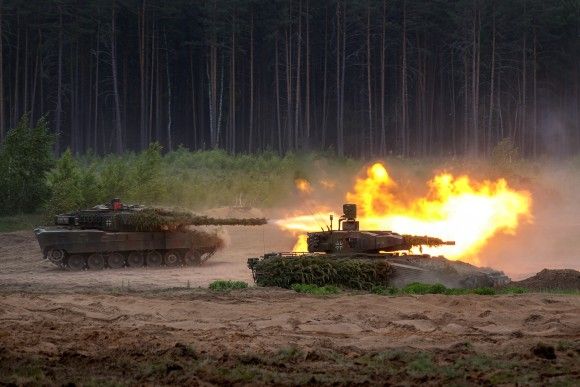 Niemiecki czołg podstawowy Leopard 2A7V i bojowy wóz piechoty Puma na ćwiczeniu Quadriga na Litwie, maj 2024 roku.
