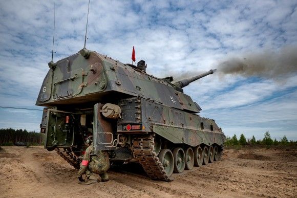 Niemiecka haubica samobieżna Panzerhaubitze 2000 na ćwiczeniu Quadriga na Litwie, maj 2024 roku.