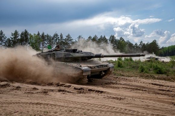 Niemiecki czołg podstawowy Leopard 2A7V na ćwiczeniu Quadriga na Litwie, maj 2024 roku.