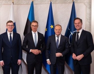 Premier Estonii Kristen Michal, prezydent Finlandii Alexander Stubb, premier Donald Tusk i sekretarz generalny NATO Mark Rutte