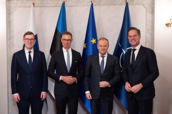 Premier Estonii Kristen Michal, prezydent Finlandii Alexander Stubb, premier Donald Tusk i sekretarz generalny NATO Mark Rutte
