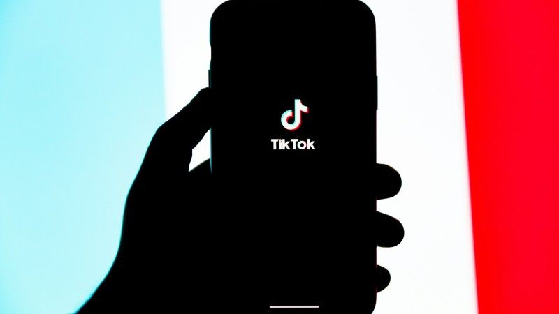 TikTok pozostaje w USA dzięki podpisaniu porozumienia, które przekazuje kontrolę nad platformą amerykańskim inwestorom.