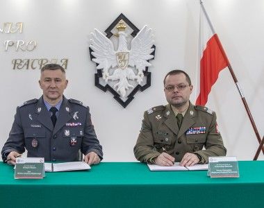 Rektor-Komendant Wojskowej Akademii Technicznej gen. bryg. prof. dr hab. inż. Przemysław Wachulak i Szef Władzy Lotnictwa Wojskowego gen. bryg. pil. dr inż. Grzegorz Ślusarz.