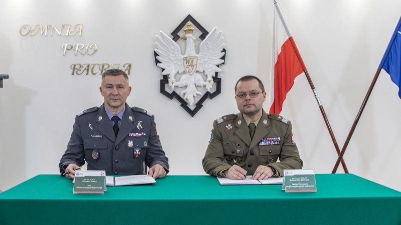 Rektor-Komendant Wojskowej Akademii Technicznej gen. bryg. prof. dr hab. inż. Przemysław Wachulak i Szef Władzy Lotnictwa Wojskowego gen. bryg. pil. dr inż. Grzegorz Ślusarz.