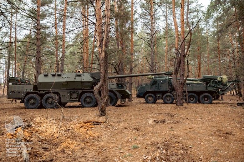 Armatohaubica Zuzana 2 należąca do Samodzielnej Brygady Artylerii Gwardii Narodowej Ukrainy oraz 2S22 Bohdana.