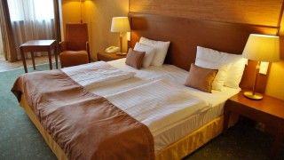 hotel łóżko hotelowe
