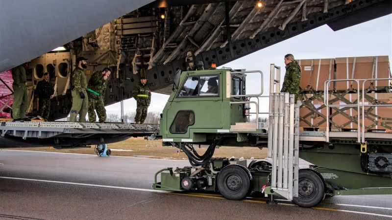 Rozładunek głowic bojowych do rakiet rakiet CRV-7 z pokładu kanadyjskiego C-17 Globemaster III.