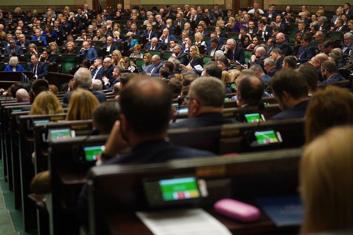 Więcej posłów do kontroli specsłużb. Sejm powiększył skład komisji