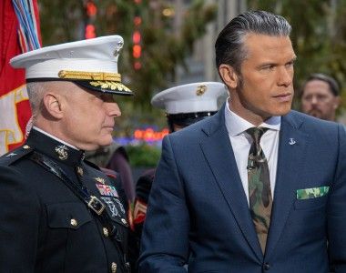 Pete Hegseth (z prawej), ówczesnie prezenter telewizji Fox News, z generałem brygady Davidem Walshem w listopadzie 2023 roku.