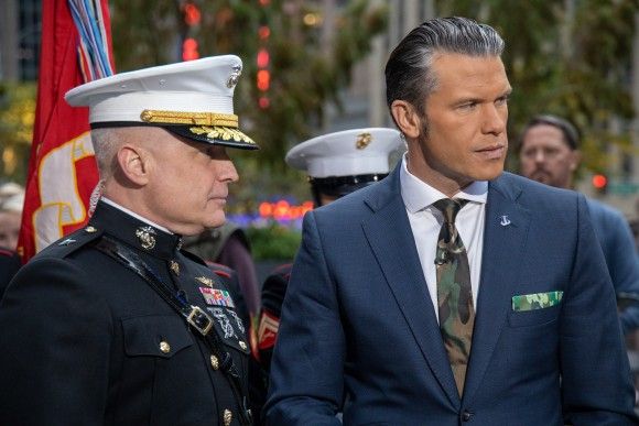 Pete Hegseth (z prawej), ówczesnie prezenter telewizji Fox News, z generałem brygady Davidem Walshem w listopadzie 2023 roku.