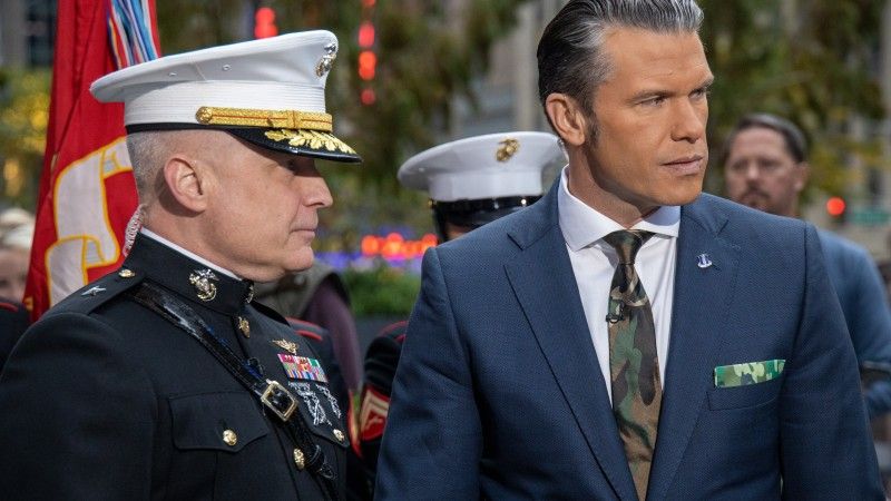 Pete Hegseth (z prawej), ówczesnie prezenter telewizji Fox News, z generałem brygady Davidem Walshem w listopadzie 2023 roku.