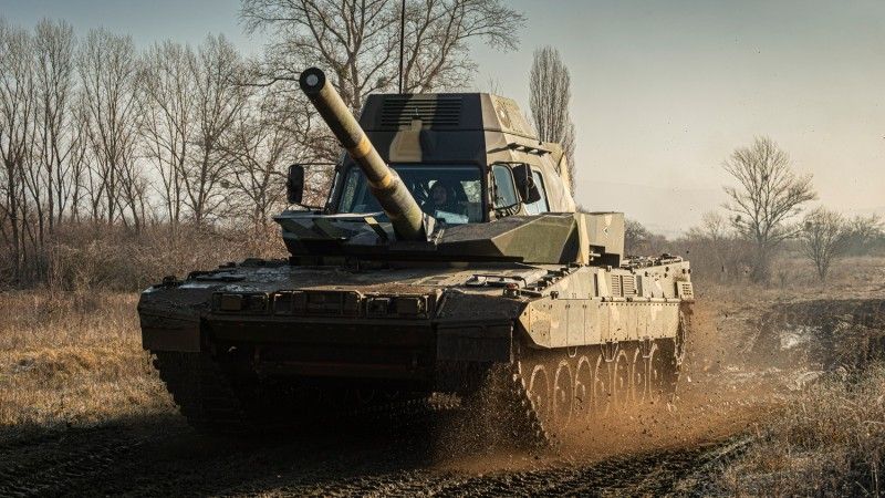 Węgierski Leopard 2 NJ przeznaczony do nauki jazdy kierowców.