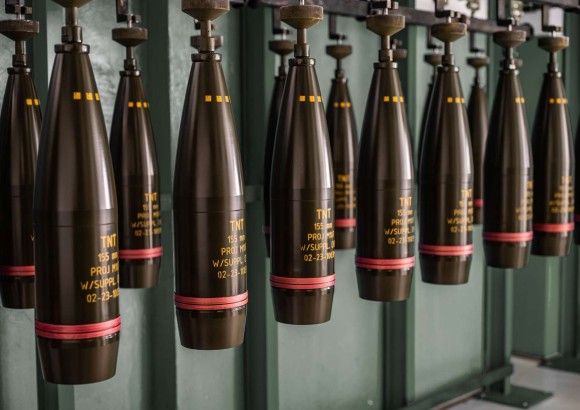 Produkcja pocisków odłamkowo-burzących M107 kalibru 155 mm w VOP Nováky.