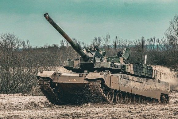 Czołg podstawowy K2GF Black Panther z 16 Dywizji Zmechanizowanej na ćwiczeniach.