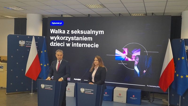 Podczas poniedziałkowej konferencji prasowej, wicepremier Krzysztof Gawkowski i kierowniczka Dyżurnet.pl Martyna Różycka poruszyli temat walki z materiałami z osobami małoletnimi w sieci.