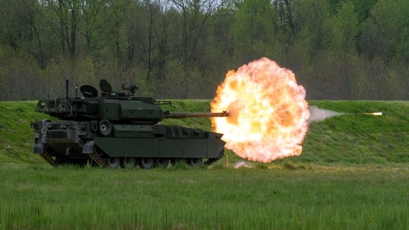 Wóz bojowy M10 Booker oddaje strzał na poligonie.