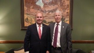 Senator Mike Lee ze stanu Utah i Chris Wright, szef Departamentu Energii USA