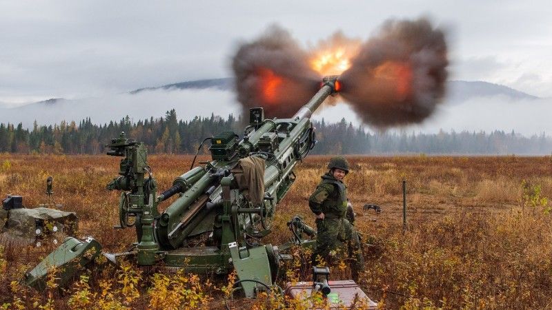 Kanadyjska haubica M777 podczas wystrzału.