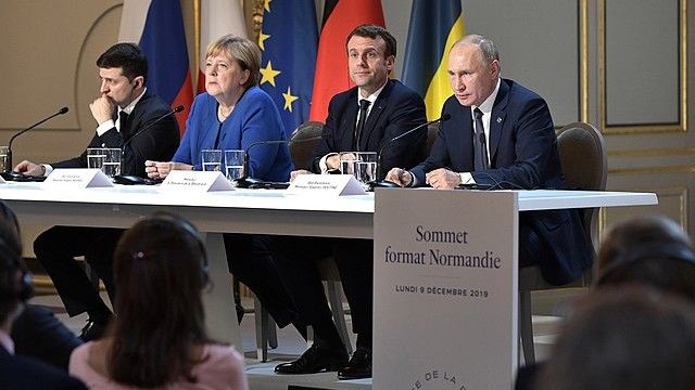 Wołodymyr Zelenski, Angela Merkel, Emmanuel Macron oraz Wladimir Putin podczas szczytu normandzkiego w grudniu 2019 roku