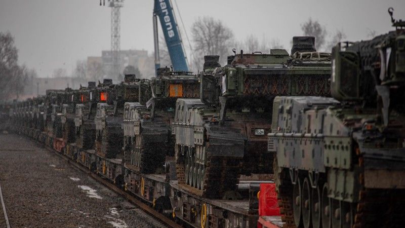 Kanadyjskie czołgi Leopard 2A4M podczas transportu koleją na Litwę.