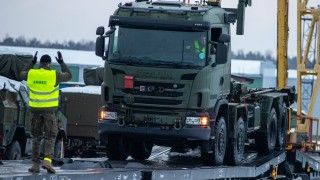 Luksemburska ciężarówka z systemem załadowczym do kontenerów i platform Multilift Scania G 480 8x8 MLST podczas załadunku na Litwie.