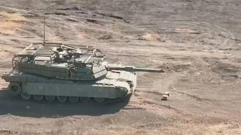 M1A1SA-UKR z dodatkowym opancerzeniem.