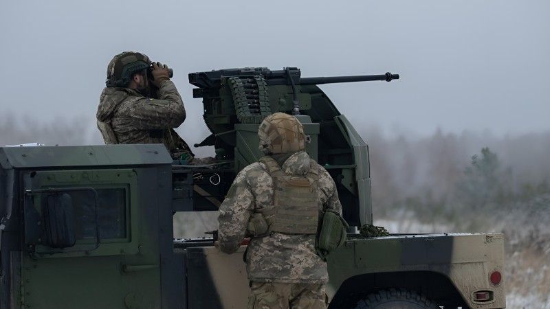 Stanowisko strzeleckie wykorzystujące działko przeciwlotnicze GSh-23 posadowione na podwoziu samochodu HMMWV.