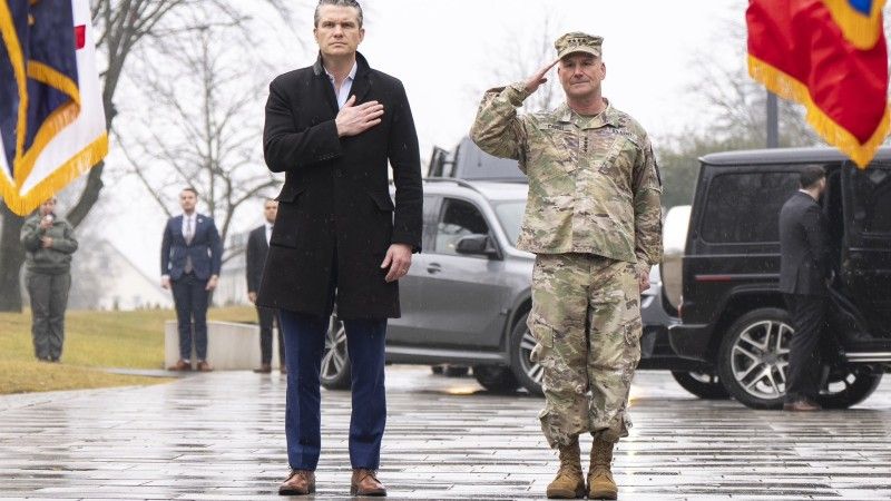 Sekretarz Hegseth odbył rozmowy z gen. Cavolim, dowódcą U.S. EUCOM