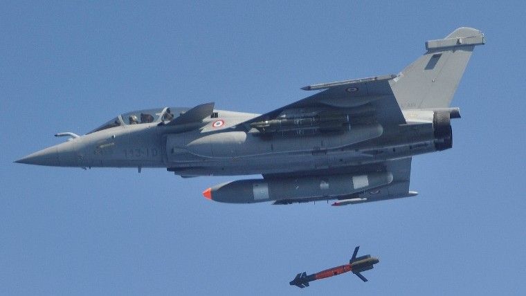 Rafale zrzuca bombę precyzyjną HAMMER